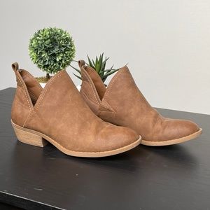 Universal Thread Ankle Booties, Size 6